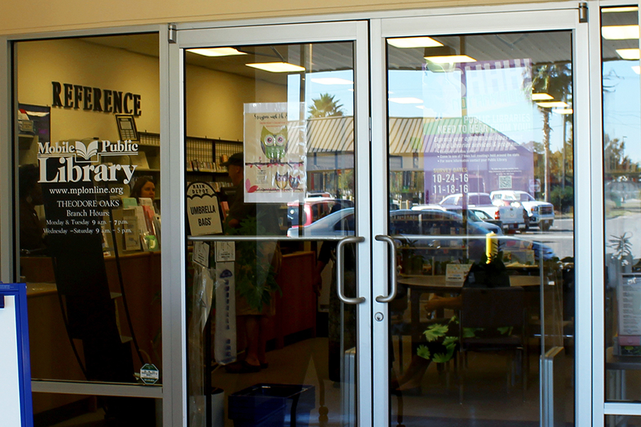 Theodore Oaks Branch Library building entrance